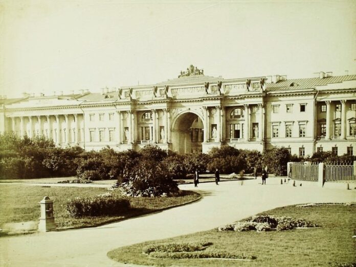 Palazzo_del_Senato_a_San_Pietroburgo-768x577